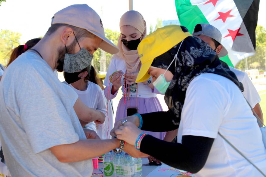 Jornada Inclusiva Día Mundial del Refugiado - Imagen de personas en un stand.