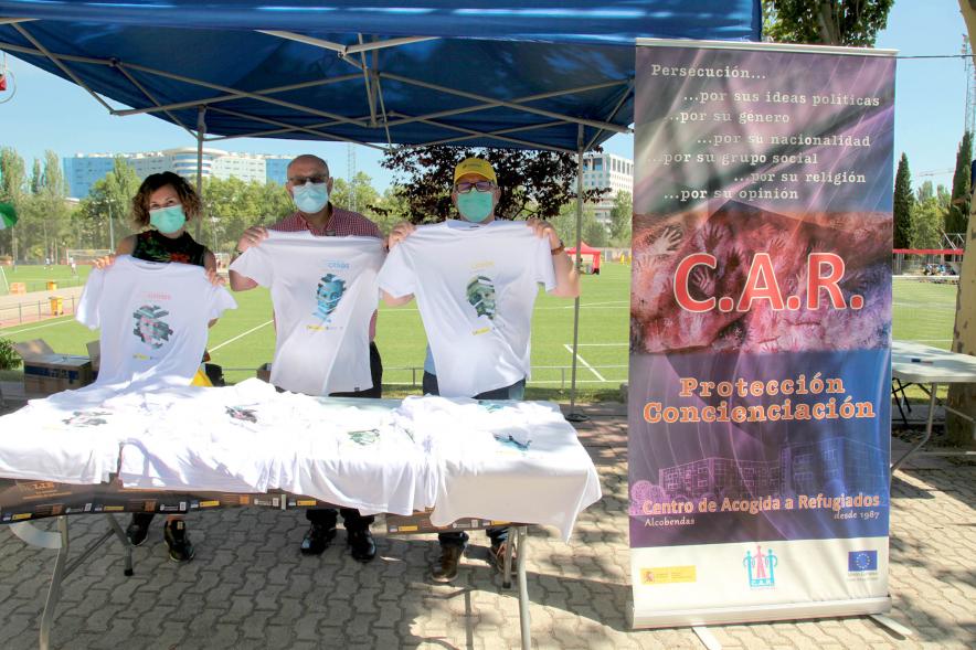 Jornada Inclusiva Día Mundial del Refugiado - Imagen de un stand donde venden camisetas.