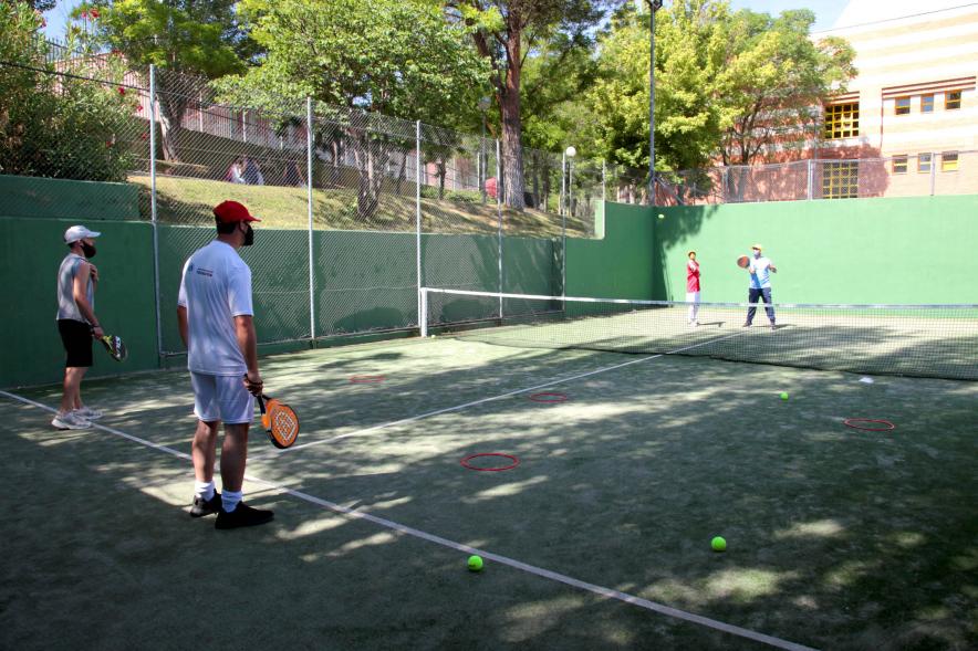 Jornada Inclusiva Día Mundial del Refugiado - Imagen de un momento de un momento de un partido de pádel.