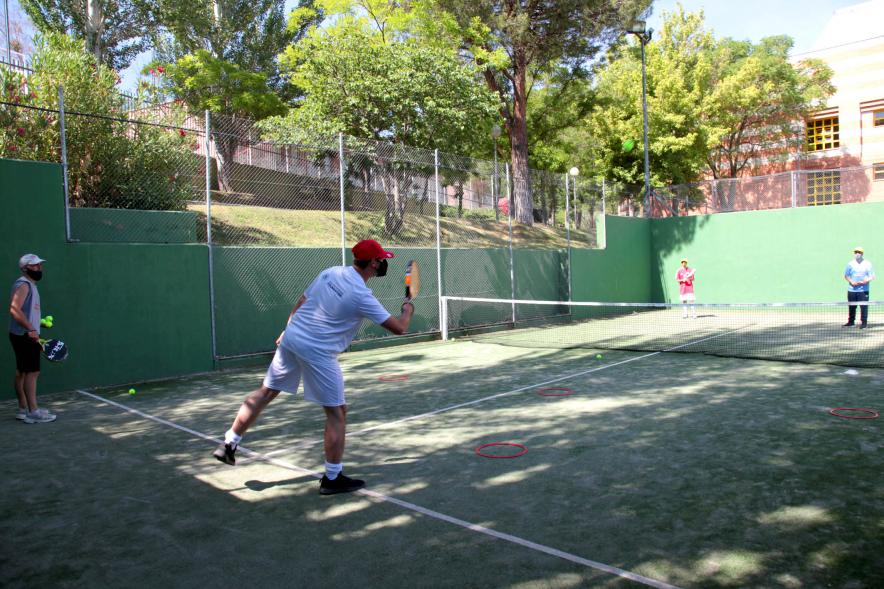 Jornada Inclusiva Día Mundial del Refugiado - Imagen de un momento de un momento de un partido de pádel.