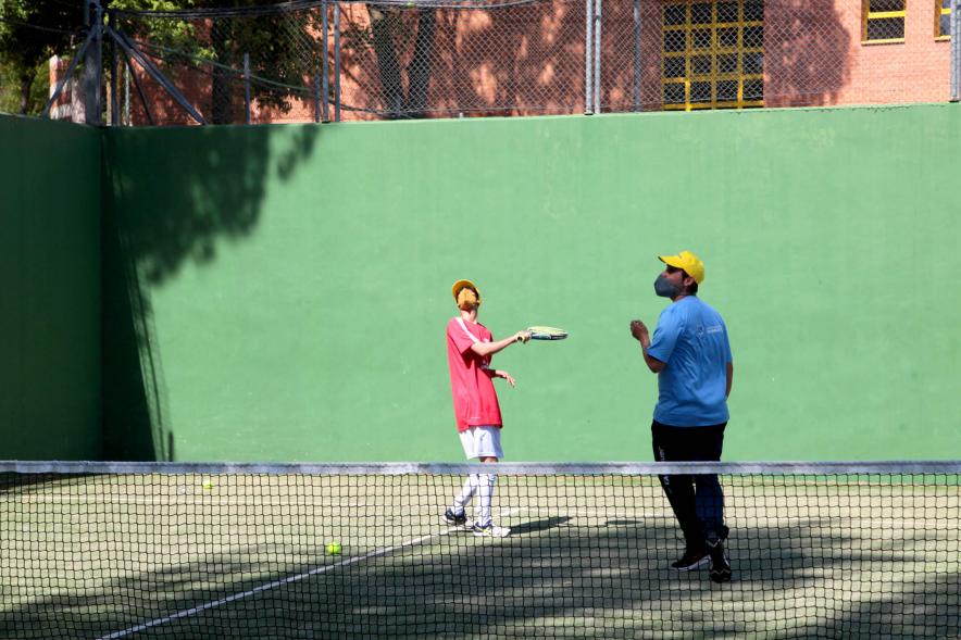 Jornada Inclusiva Día Mundial del Refugiado - Imagen de un momento de un momento de un partido de pádel.
