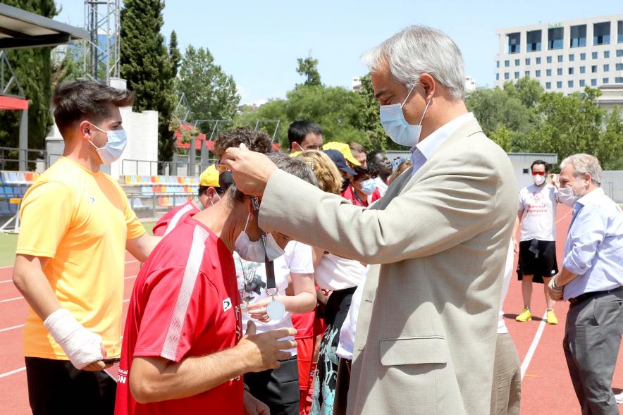 Jornada Inclusiva Día Mundial del Refugiado -  Imagen de deportistas recibiendo sus medallas de manos de las autoridades asistentes.