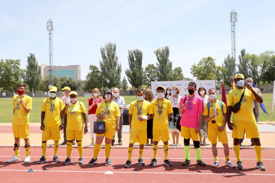 Jornada Inclusiva Día Mundial del Refugiado - Imagen de deportistas posando con sus medallas.