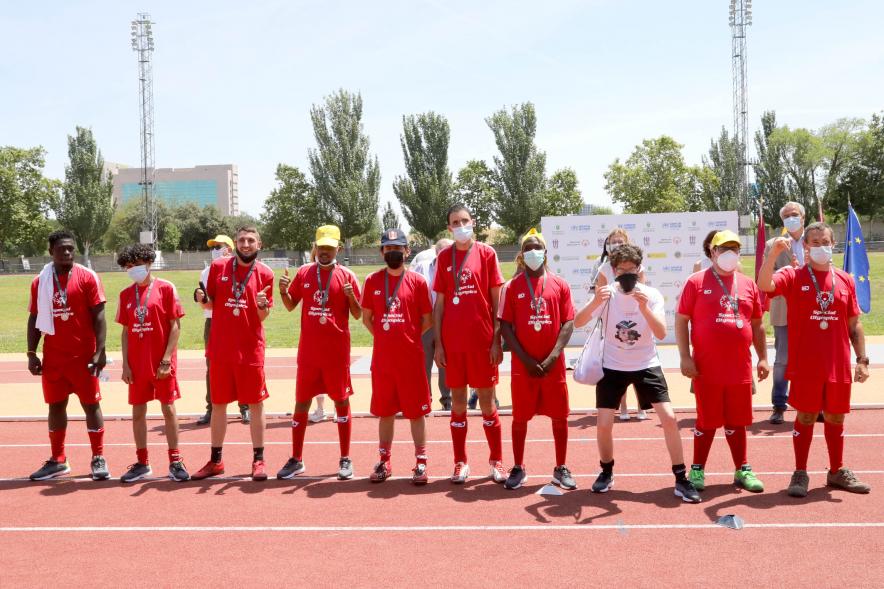 Jornada Inclusiva Día Mundial del Refugiado - Imagen de deportistas posando con sus medallas.