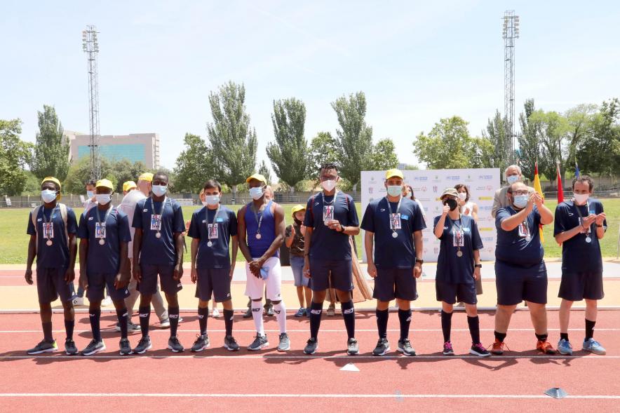 Jornada Inclusiva Día Mundial del Refugiado -Imagen de deportistas posando con sus medallas.