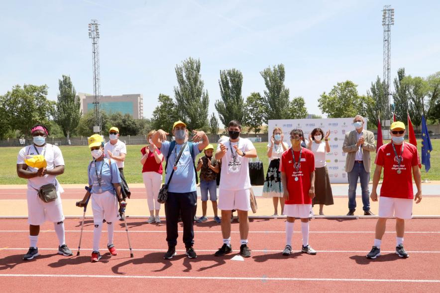 Jornada Inclusiva Día Mundial del Refugiado -Imagen de deportistas posando con sus medallas.