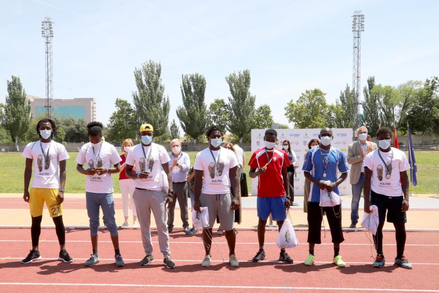 Jornada Inclusiva Día Mundial del Refugiado -Imagen de deportistas posando con sus medallas.