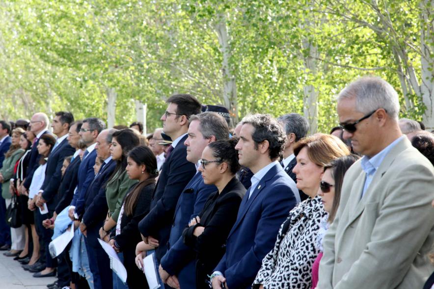 Autoridades y participantes en el evento. Día de la Paz 2019