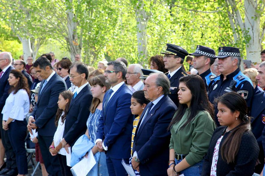 Autoridades y participantes en el evento. Día de la Paz 2019