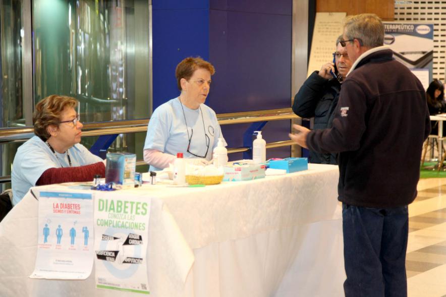 Personal sanitario realizando las pruebas de Glucemia.