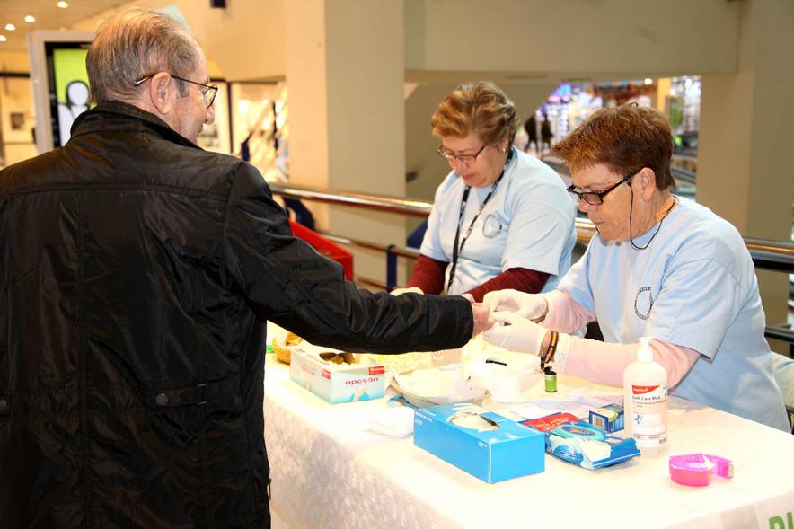 Personal sanitario realizando las pruebas de Glucemia.