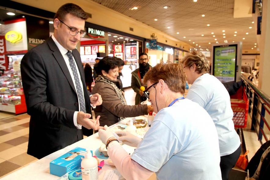 Personal sanitario realizando las pruebas de Glucemia al concejal Miguel Ángel Arranz. 