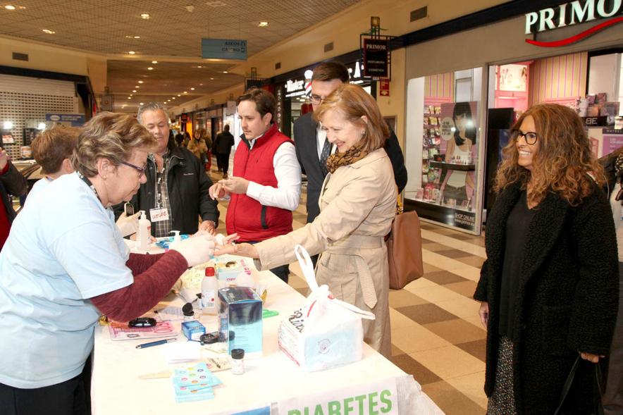 Personal sanitario realizando la Prueba de la Glucosa a Concejales. 
