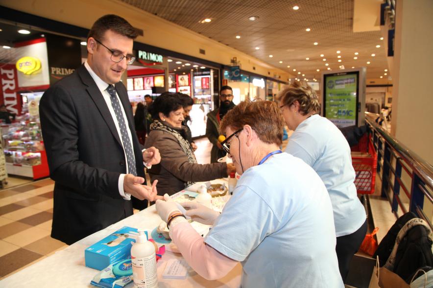 Personal sanitario realizando las pruebas de Glucemia al concejal Miguel Ángel Arranz. 