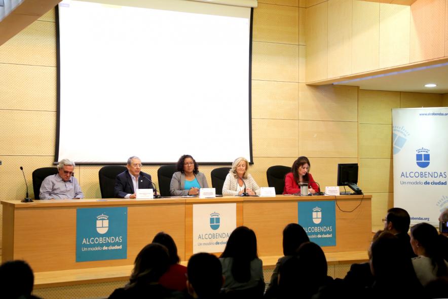 IIº Diálogo Gubernamental de Asociaciones de Salvadoreños en Europa - Primer plano de la mesa de autoridades alcobendenses y los representantes salvadoreños.