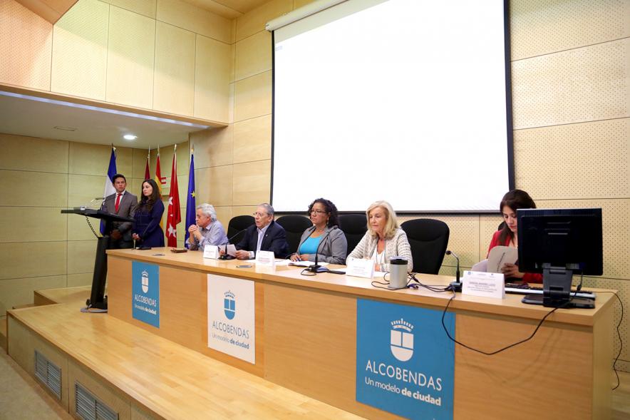 IIº Diálogo Gubernamental de Asociaciones de Salvadoreños en Europa -  Imagen central de la mesa de autoridades municipales y representantes salvadoreños.