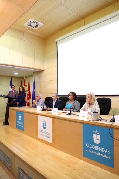 IIº Diálogo Gubernamental de Asociaciones de Salvadoreños en Europa - Panorámica del salón de plenos con la mesa de concejales. 