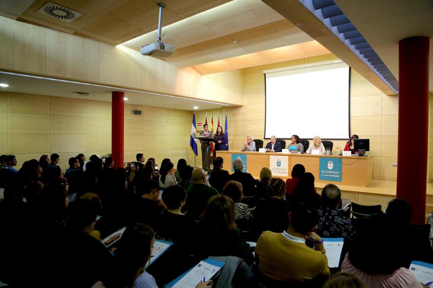 IIº Diálogo Gubernamental de Asociaciones de Salvadoreños en Europa - Imagen lateral  del salón de plenos con la mesa de concejales alcobendenses,  representantes salvadoreños y los participantes.