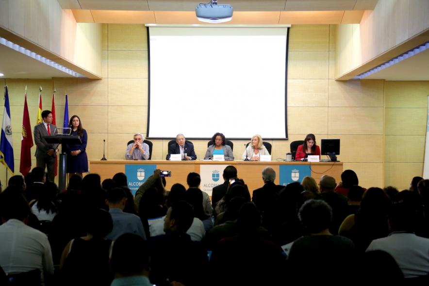 IIº Diálogo Gubernamental de Asociaciones de Salvadoreños en Europa - Panorámica del salón de plenos con la mesa de concejales y representantes salvadoreños y los participantes. 