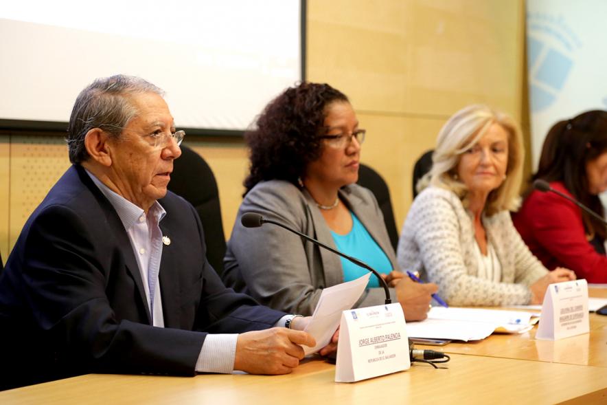 IIº Diálogo Gubernamental de Asociaciones de Salvadoreños en Europa - Primer plano de los representantes salvadoreños.