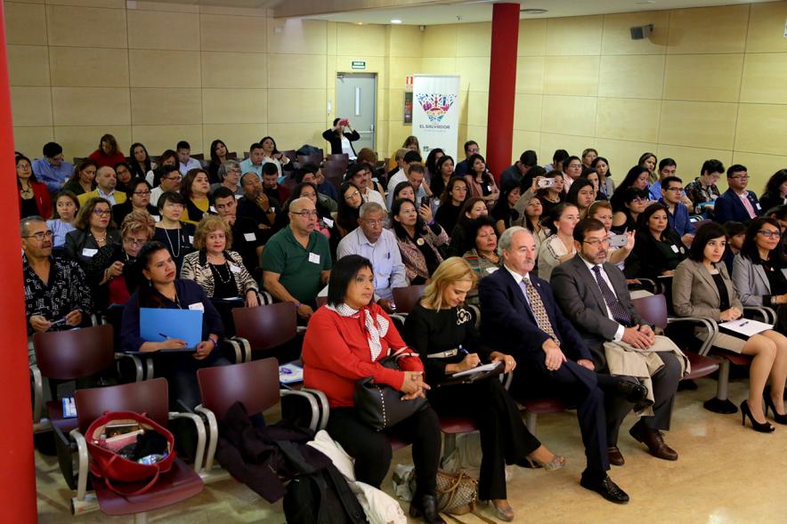 IIº Diálogo Gubernamental de Asociaciones de Salvadoreños en Europa - Imagen de un grupo de salvadoreños  escuchando la presentación.