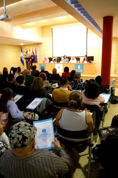 IIº Diálogo Gubernamental de Asociaciones de Salvadoreños en Europa -Imagen lateral del salón de plenos con los asistentes y la mesa de autoridades alcobendenses y salvadoreñas.