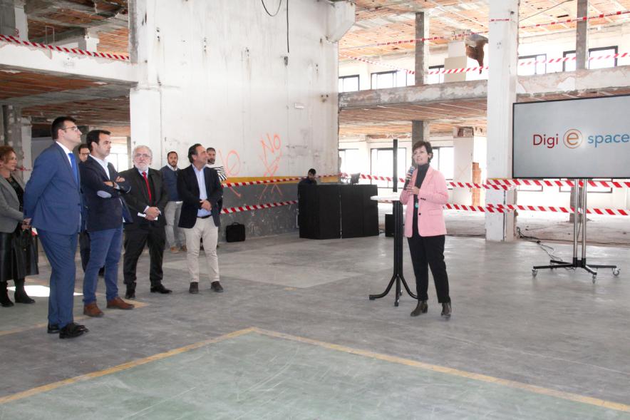 Vicealcalde Miguel Ángel Arranz, Eva Prieto, directora general de Keytron   Concejales y Autoridades. Visita de Obra a DIGI-E_SPACE KEYTRON -2019