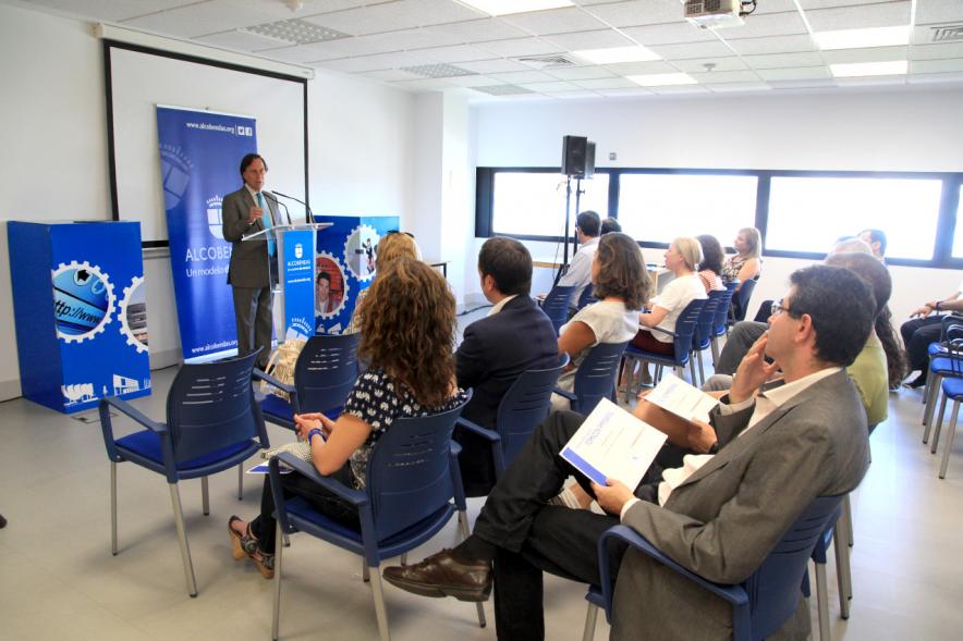 Entrega de Diplomas Curso de Formación para PYMES -  El alcalde con los asistentes.