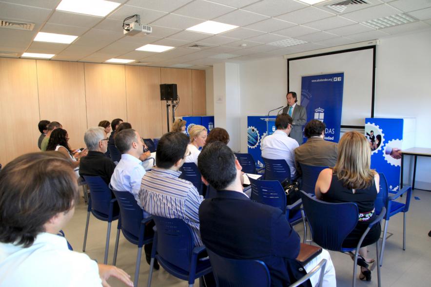 Entrega de Diplomas Curso de Formación para PYMES -  El alcalde con los asistentes.