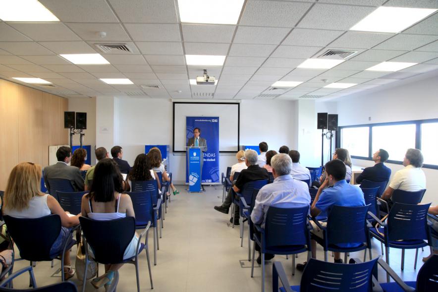 Entrega de Diplomas Curso de Formación para PYMES -  El alcalde con los asistentes.