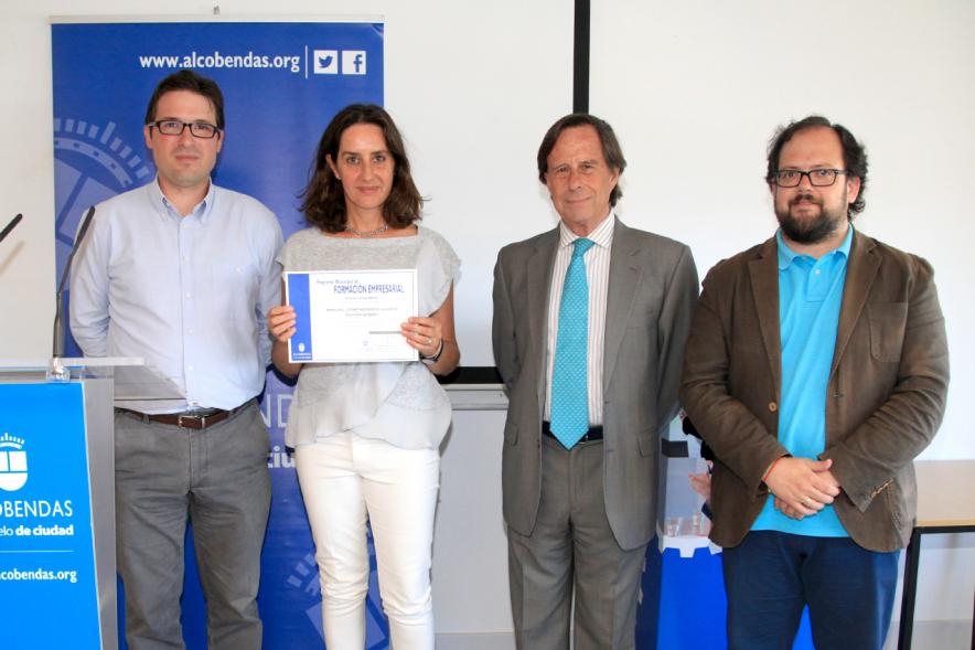 Entrega de Diplomas Curso de Formación para PYMES -  Las autoridades con los diplomados.