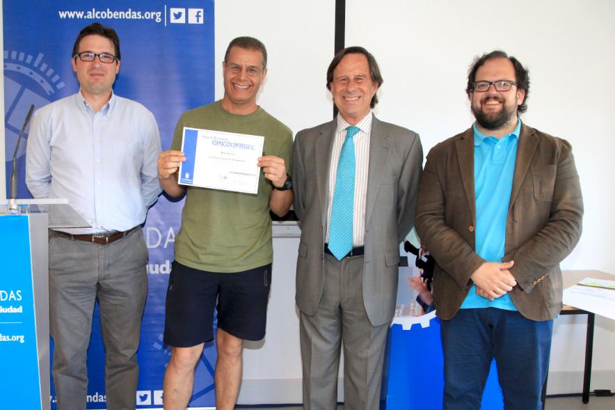 Entrega de Diplomas Curso de Formación para PYMES - Las autoridades con los diplomados. 