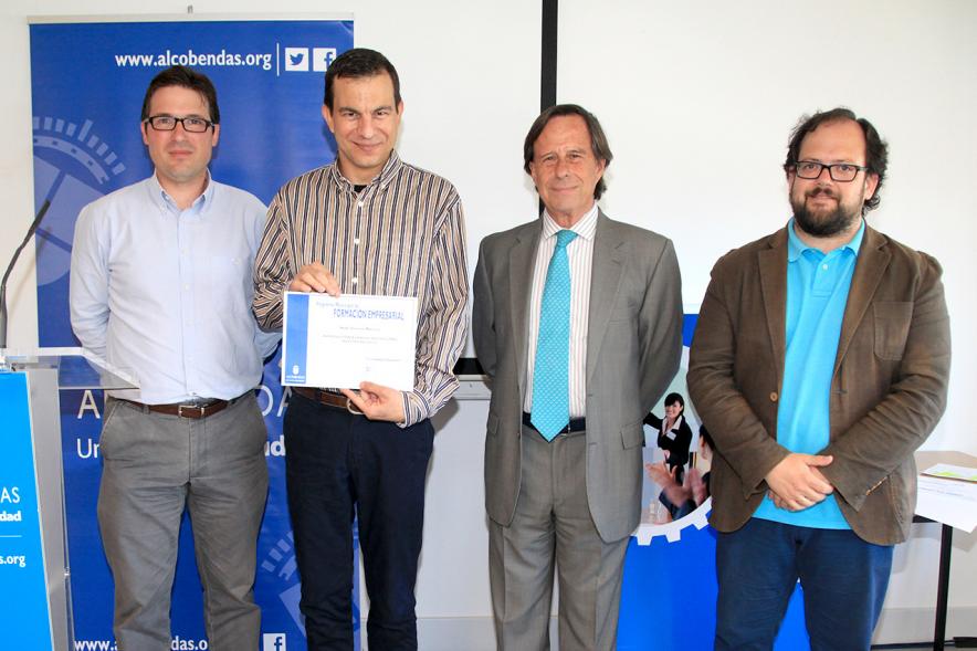 Entrega de Diplomas Curso de Formación para PYMES - Las autoridades con los diplomados. 
