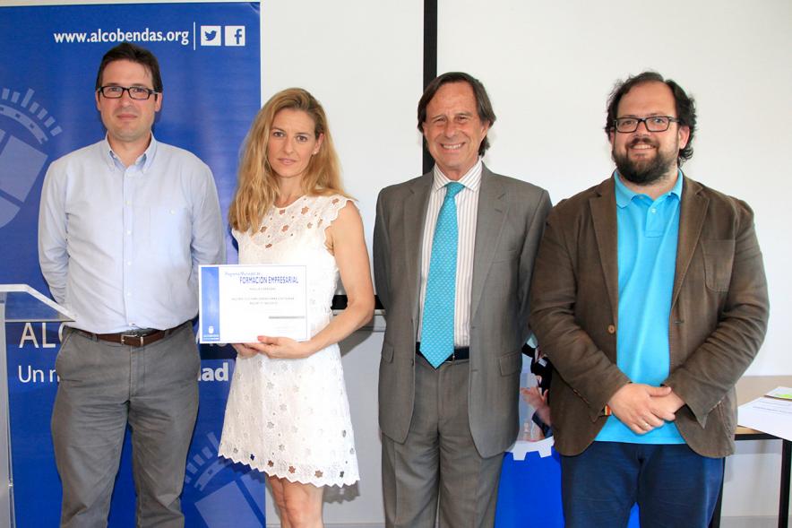 Entrega de Diplomas Curso de Formación para PYMES - Las autoridades con los diplomados.