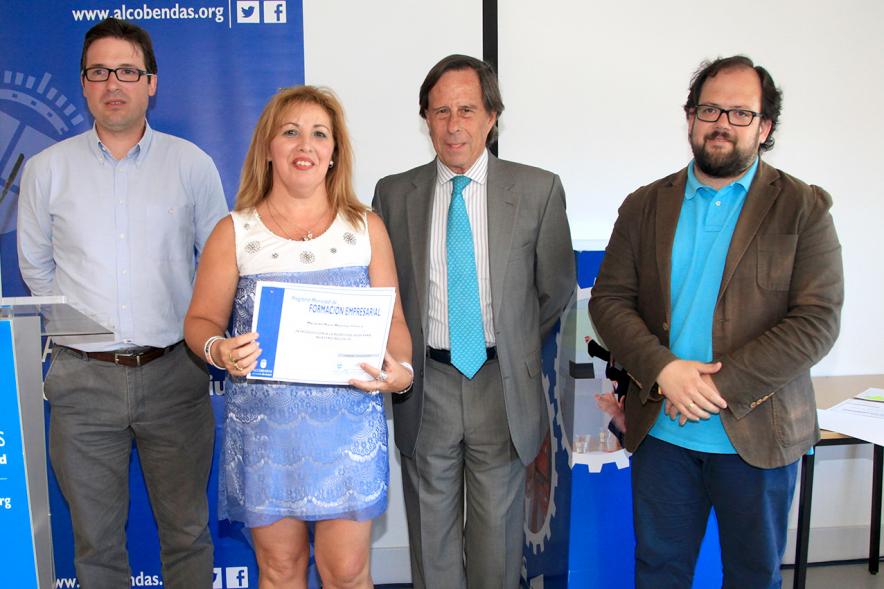 Entrega de Diplomas Curso de Formación para PYMES -  Las autoridades con los diplomados.