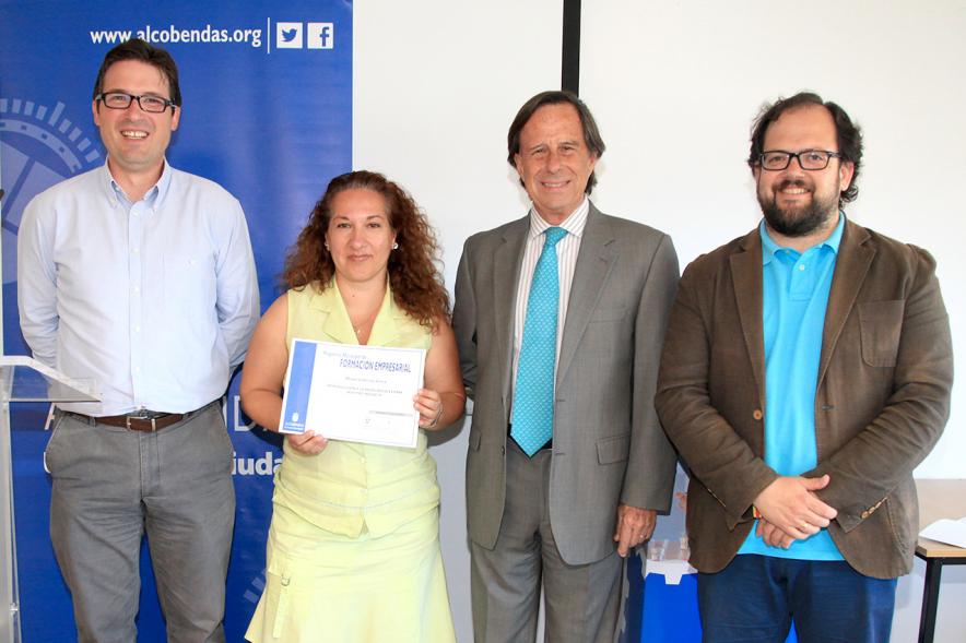 Entrega de Diplomas Curso de Formación para PYMES -  Las autoridades con los diplomados.