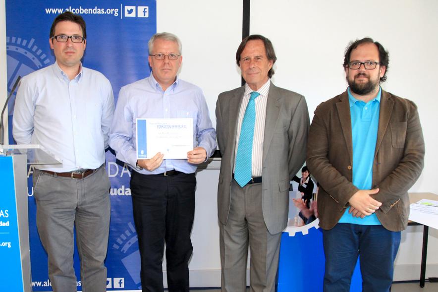 Entrega de Diplomas Curso de Formación para PYMES - Las autoridades con los diplomados. 