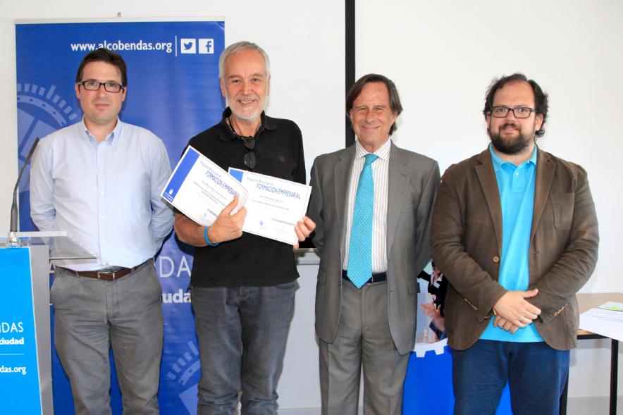 Entrega de Diplomas Curso de Formación para PYMES -  Las autoridades con los diplomados.