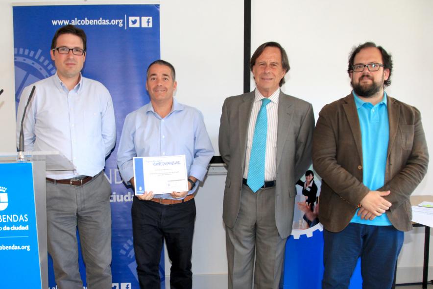Entrega de Diplomas Curso de Formación para PYMES -  Las autoridades con los diplomados.
