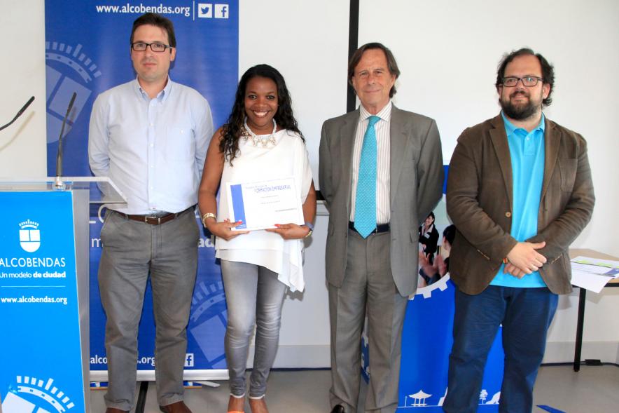 Entrega de Diplomas Curso de Formación para PYMES - Las autoridades con los diplomados. 