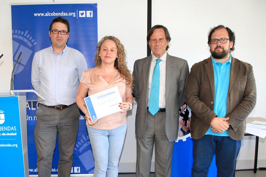 Entrega de Diplomas Curso de Formación para PYMES -  Las autoridades con los diplomados.