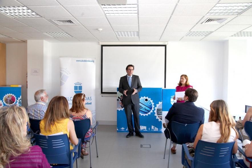Entrega Diplomas Programa Formación Empresarial y Comercial - Imagen del concejal  D. Agustín Martin da una charla a los diplomados.