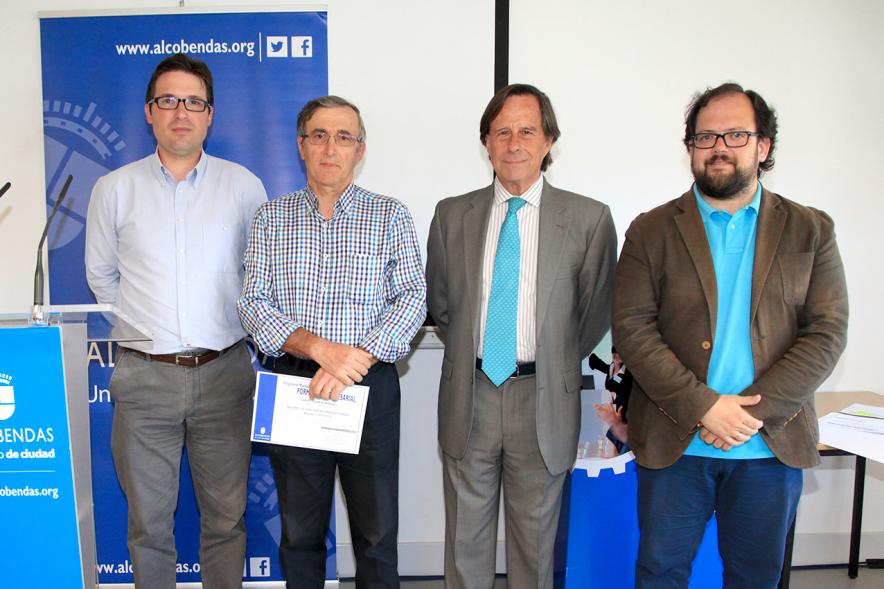 Entrega de Diplomas Curso de Formación para PYMES - Las autoridades con los diplomados. 