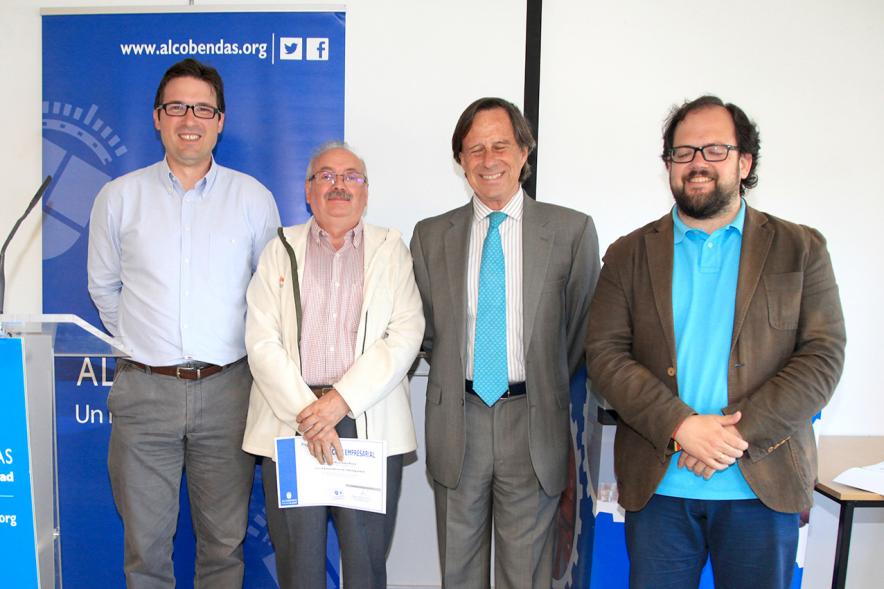 Entrega de Diplomas Curso de Formación para PYMES - Las autoridades con los diplomados.  