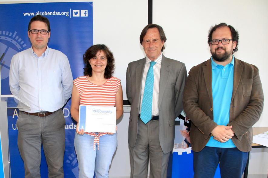 Entrega de Diplomas Curso de Formación para PYMES -  Las autoridades con los diplomados.