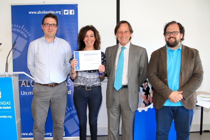 Entrega de Diplomas Curso de Formación para PYMES -  Las autoridades con los diplomados.