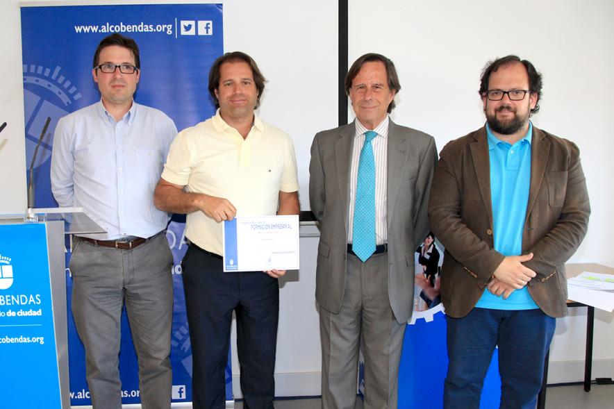 Entrega de Diplomas Curso de Formación para PYMES -  Las autoridades con los diplomados.