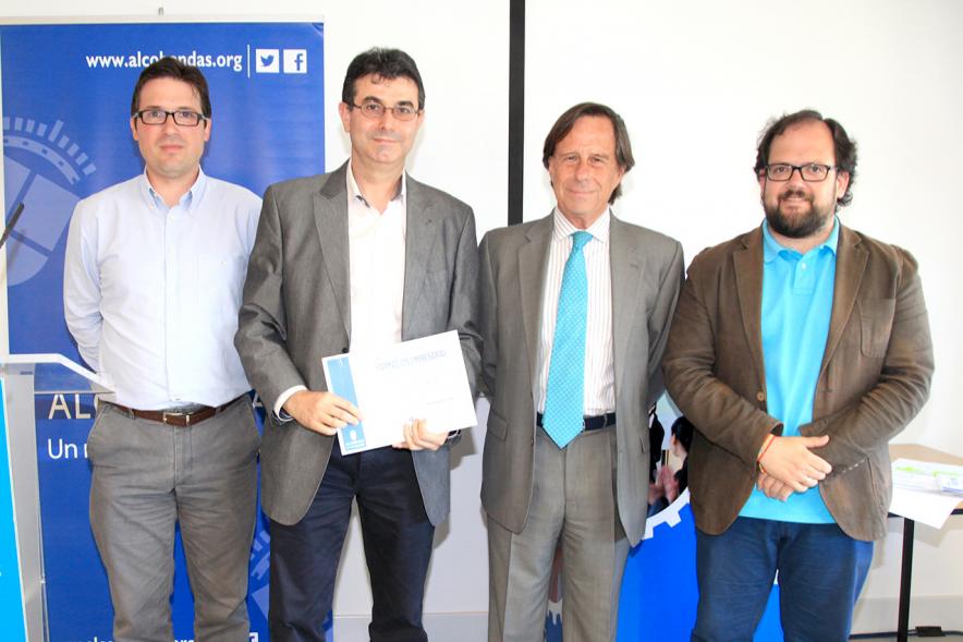 Entrega de Diplomas Curso de Formación para PYMES - Las autoridades con los diplomados. 