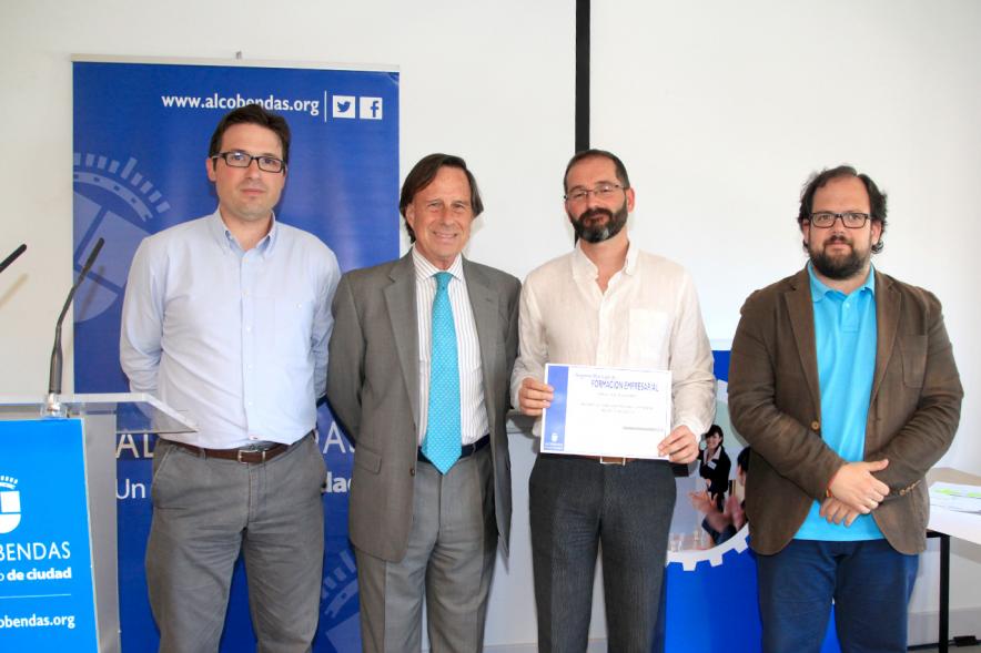 Entrega de Diplomas Curso de Formación para PYMES - Las autoridades con los diplomados. 