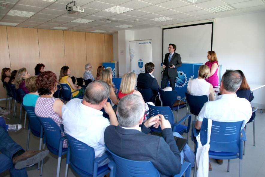 Entrega Diplomas Programa Formación Empresarial y Comercial - Imagen lateral de la sala y al fondo el concejal D. Agustín Martín.